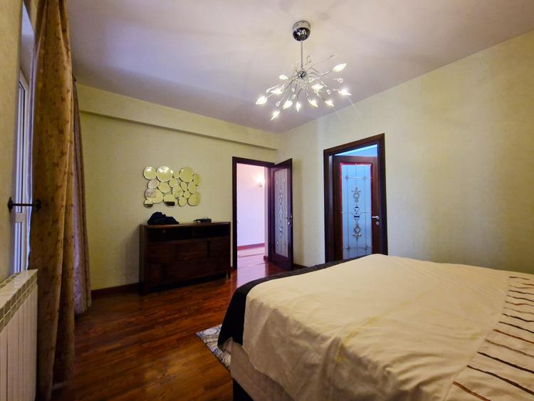 De închiriat Apartament de 3 Camere, Vedere la Mare, în Centru, 180mp utili.