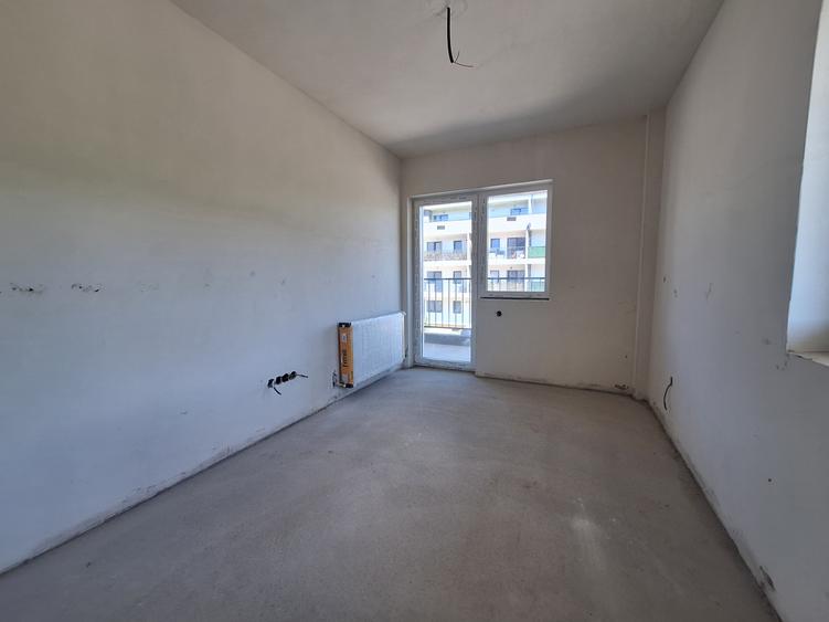 Apartament cu 3 camere semifinisat, cu CF, balcon, zona Terra