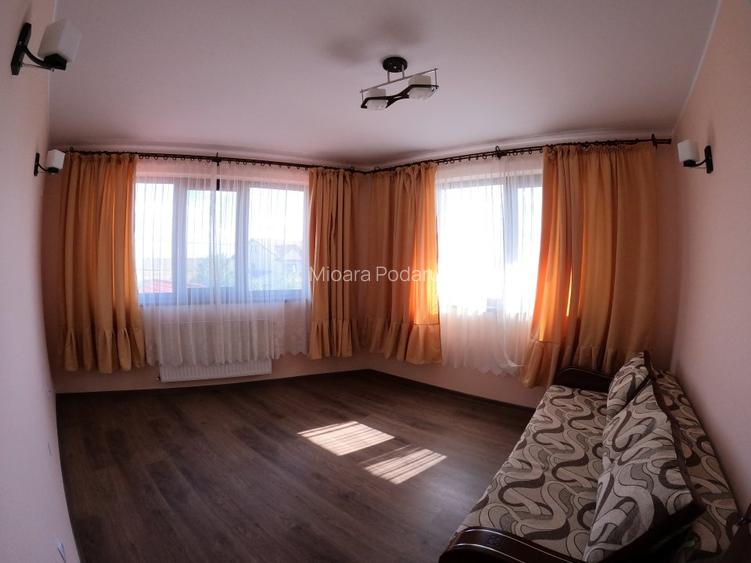 Casa cu etaj, mansarda, curte, 3 dormitoare, 3 camere de zi, 4 bai. Com. Smardan
