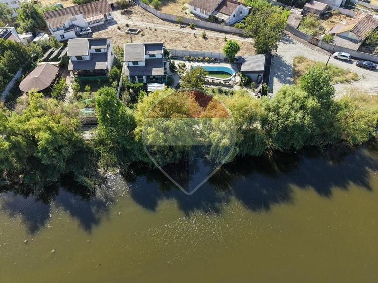 Vilă unica pe malul lacului in Craiova