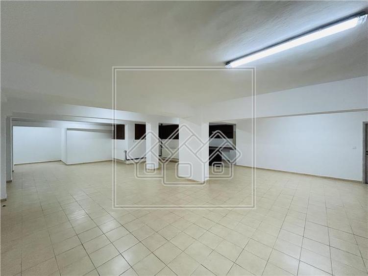 Spatiu comercial, 876 mp utili,  10 parcari, Piata Cluj