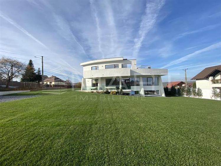 Vila de lux 5 camere +1500mp teren Cisnadie