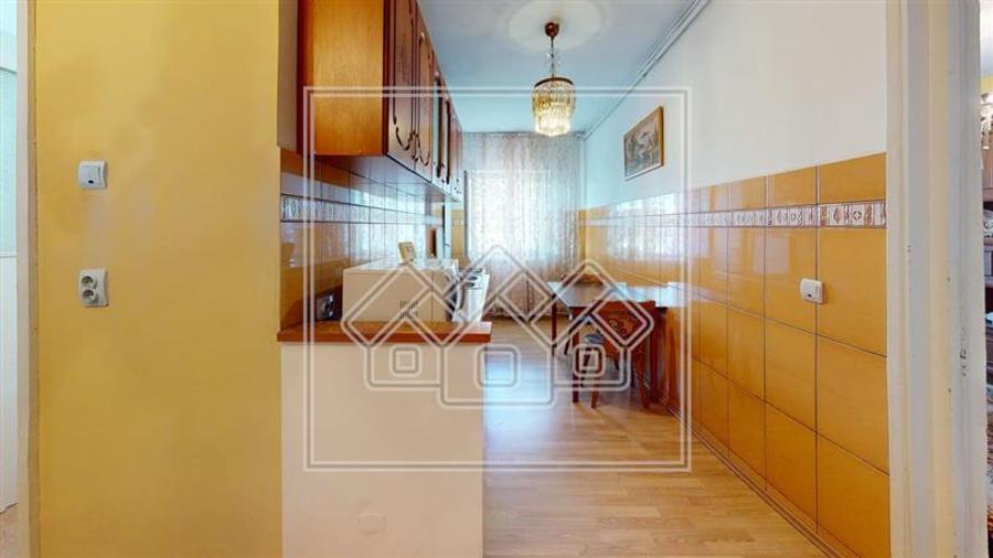 Ap decomandat, etaj 6/10, 3 camere, balcon - Vasile Aaron