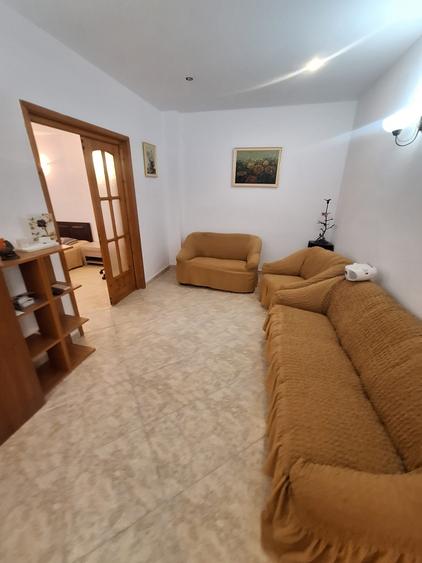 Zona Trocadero , imobil 90 mp., IDEAL BIROURI, curte