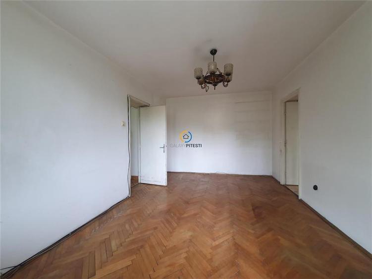 Vanzare apartament 3 camere Calea Bucuresti, etaj intermediar