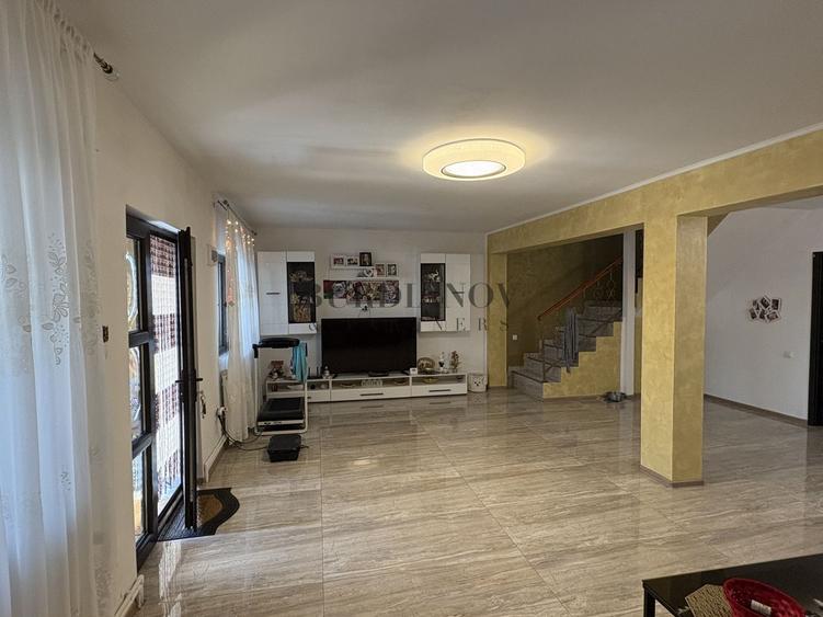 Casă cu 5 dormitoare + Garaj - Islaz - Comuna Brănești