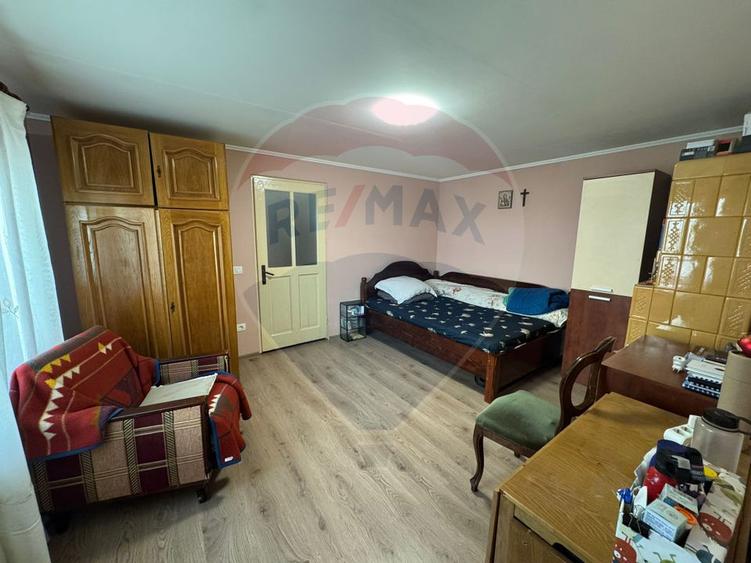 Casă / Vilă nouă cu 5 camere + casă bătranească renovată