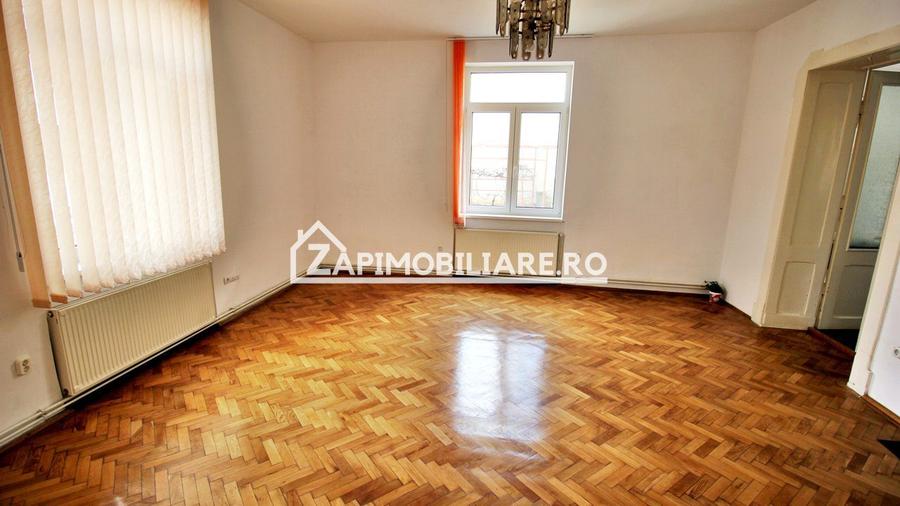 Casa 5 camere,3 băi,180 mp.teren 371 mp.Central