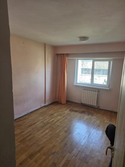 Apartament 2 camere 54 mp, decomandat, et. 3, zona Piata mare