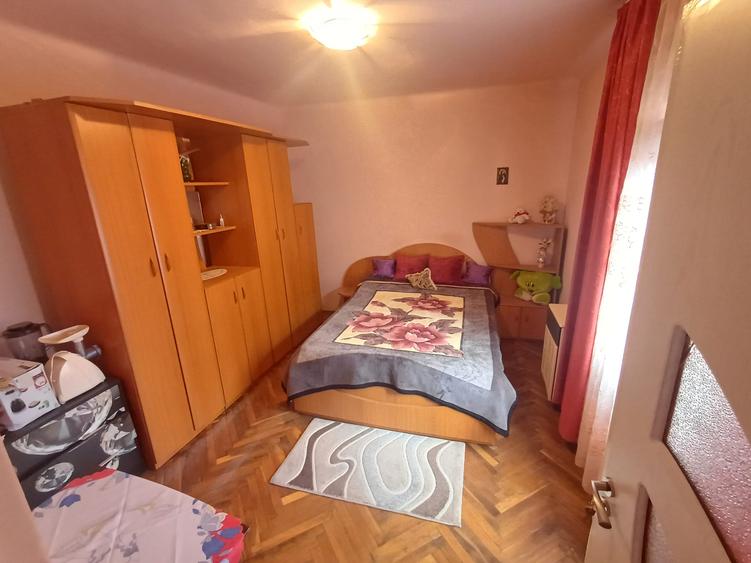 Vanzare casa 2 proprietari in curte