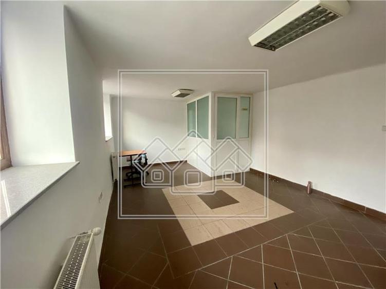 Spatiu comercial - 3 camere, vitrina la strada - zona Centrala