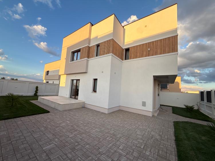 Casa modernă de vânzare /Lux