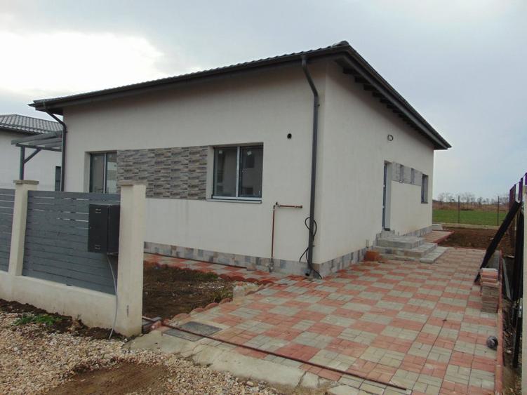 DE LA DEZVOLTATOR FARA COMISION casa cu 4 camere 2 bai placa beton LA CHEIE