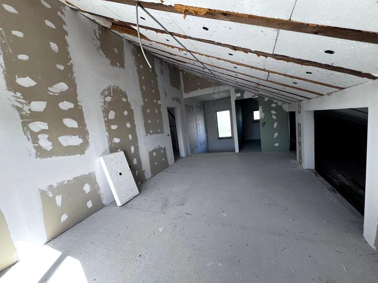 Vanzare casa P+M in Sendreni( in spatele Primariei), pret 92.500 euro