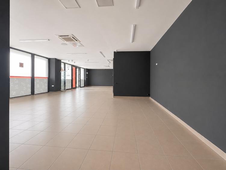Spațiu comercial 87 mp | Vitrină 13 ml | 2 grupuri sanitare | Depozitare