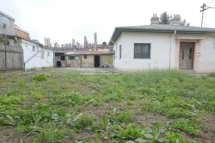 RAHOVA - Str. Muntii Carpati, imobil casa si teren 580 mp. cu pozitie de colt