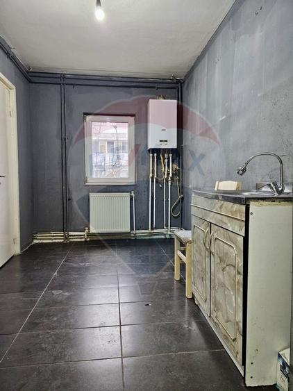 Apartament cu 2 camere decomandat de vanzare, etaj 1, zona Milcov