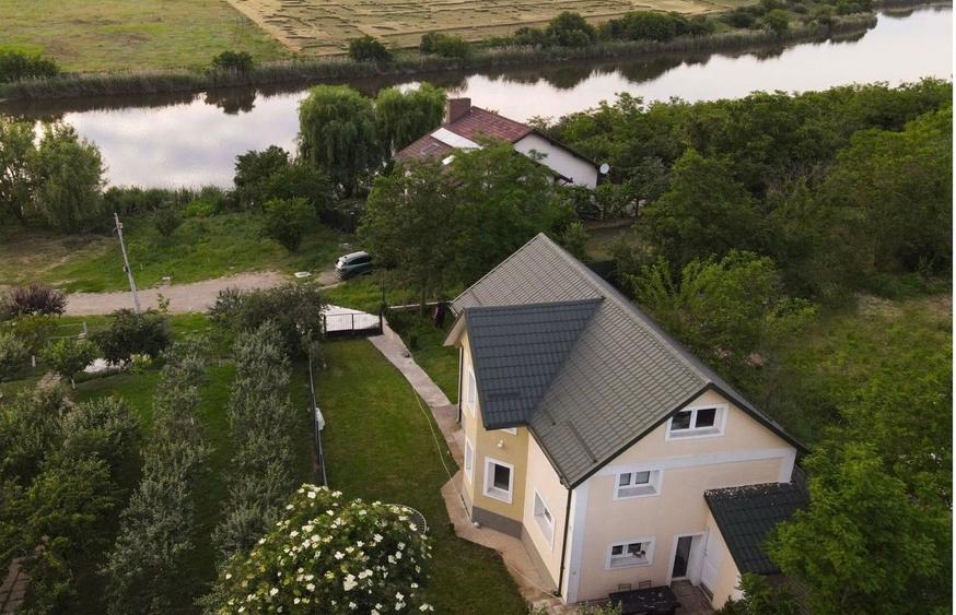 Casă de închiriat cu vedere la lac aproape de Therme și Aeroport