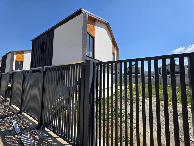 Casa individuala cu 5 camere, teren 600mp, Cristian