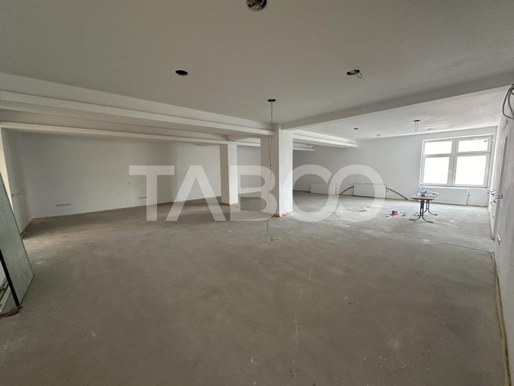 Spatiu comercial cu vitrina pe 3 niveluri cu suprafata utila de 915mp