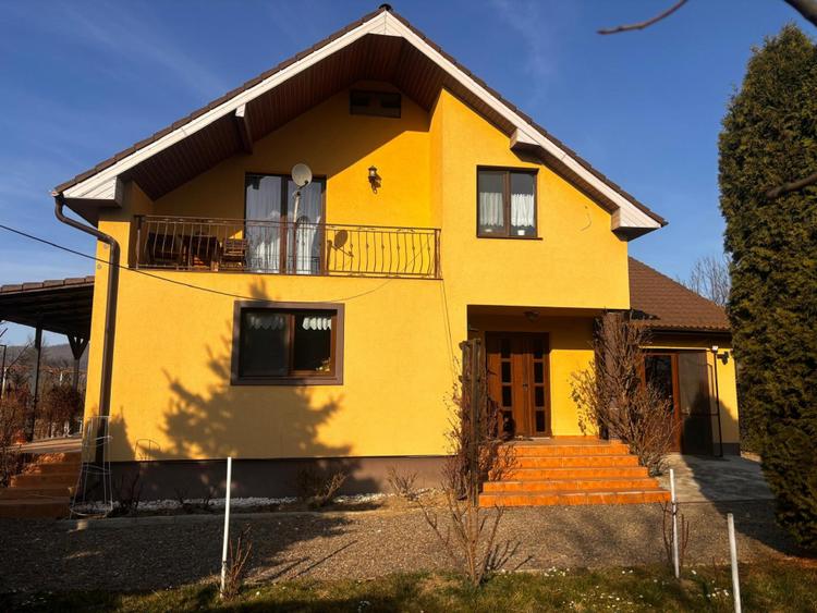 Casă spațioasă cu 3 dormitoare, două terase și două fronturi–15 km de Bistrita
