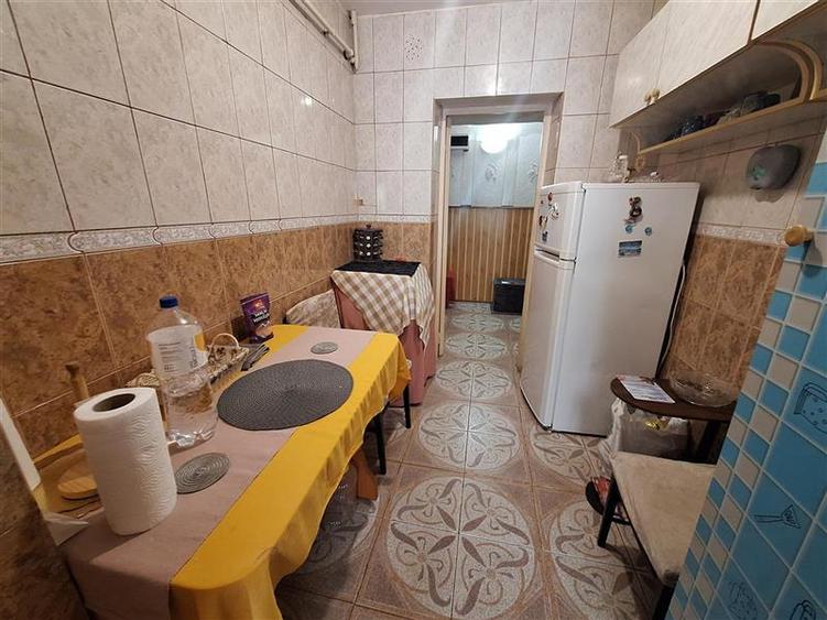 Apartament 2 camere semidecomandat , zona Milcov