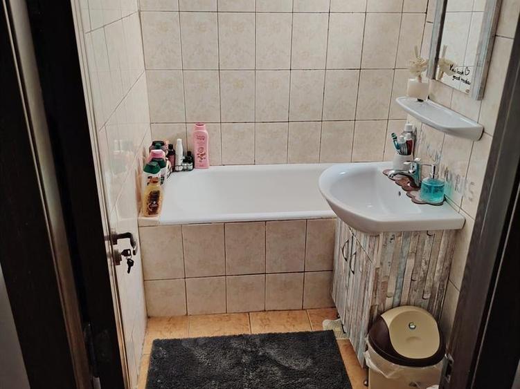 Apartament 2 camere de vânzare - Craiovița noua, zona Triaj