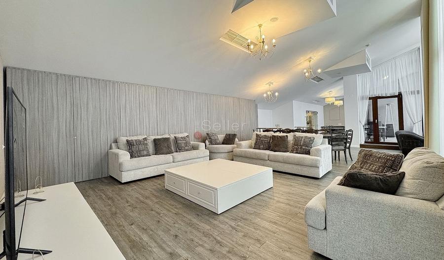 Penthouse generos cu priveliste spre Masivul Postavarul
