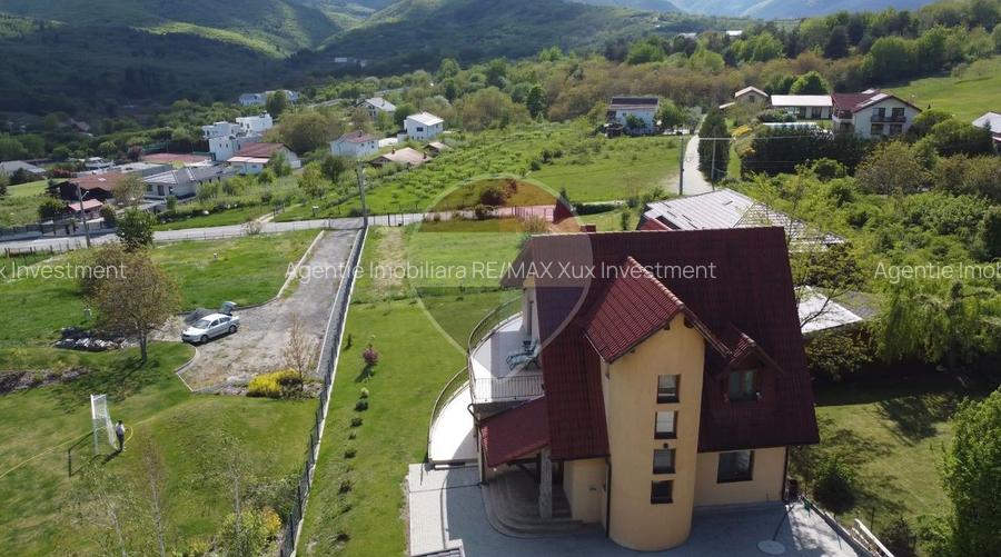 Casă / Vilă de Lux cu 5 camere de vânzare