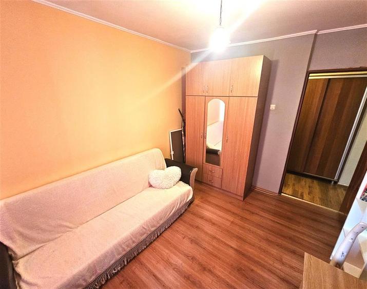 Liber, apartament cu 3 camere, bine intretinut
