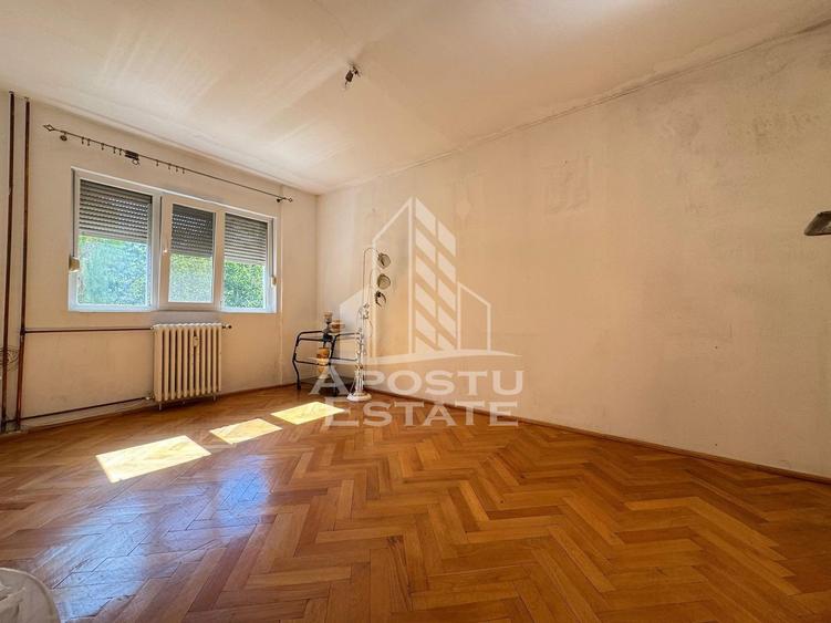 Apartament cu 3 camere, decomantat, etajul 2 , zona Spitalul Judetean