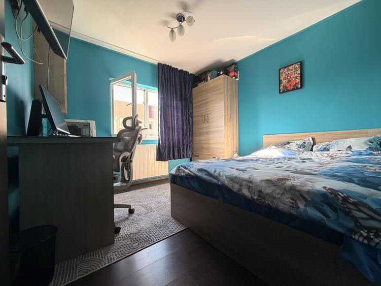 Apartament 4 camere, decomandat mp '70 utili, boxa, 10 mp cu CF etaj 3-Soarelui