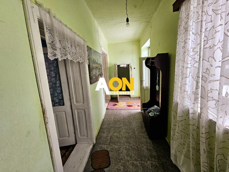Casă traditională, 3 camere, 1766 mp teren, la asfalt, Vintu de Jos