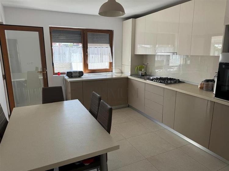 Duplex superb - mobilat - utilat - toate utilitatile - carport.