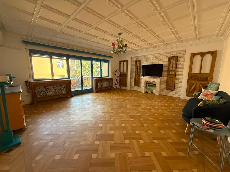 Vanzare apartament zona Universitate - 4 camere cu terasa generoasa