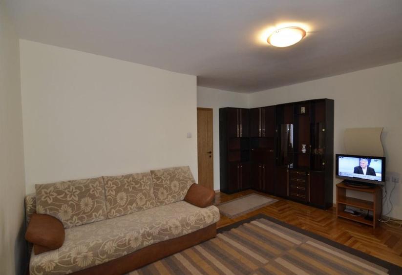 Inchiriez (ofer) garsoniera spatioasa , zona centrala , cu parcare