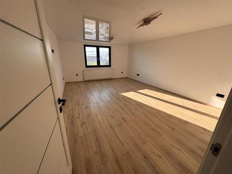 Casa cu 4 camere si 3 bai pretabila birouri in Sura Mare