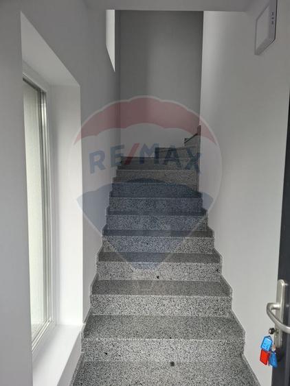 Apartament cu 3 camere de închiriat