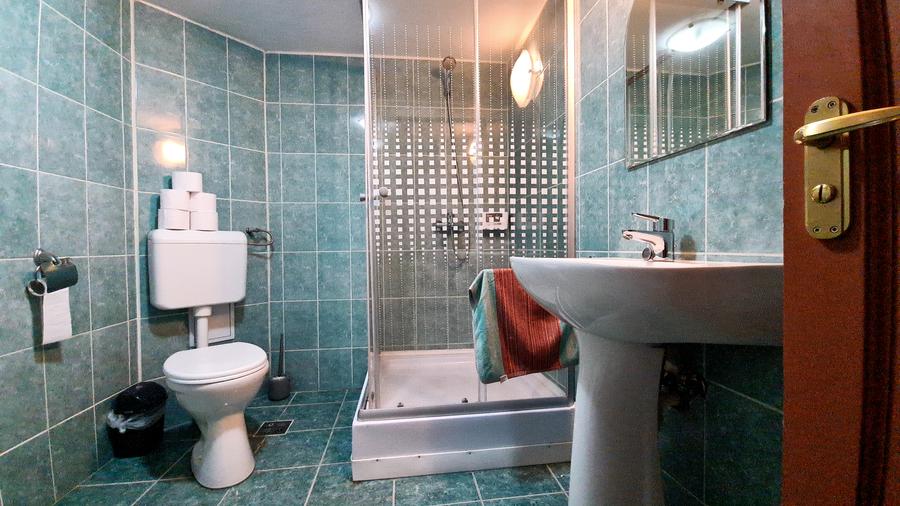 CASA VILA DE VIS PE VALEA DOBARLAULUI - JUD. COVASNA