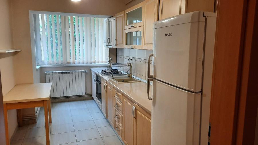 Inchiriez apartament 3 camere, etaj 1, Cetate, foste proprietati