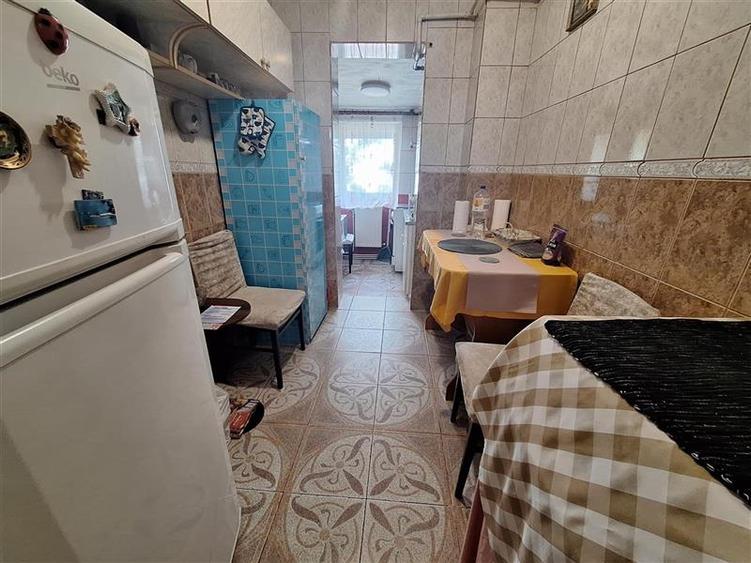 Apartament 2 camere semidecomandat , zona Milcov