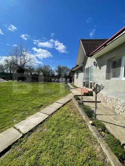Casa cu 3 camere, 90 mp, 2 anexe gospodaresti si teren de 3000 mp, zona Crucisor