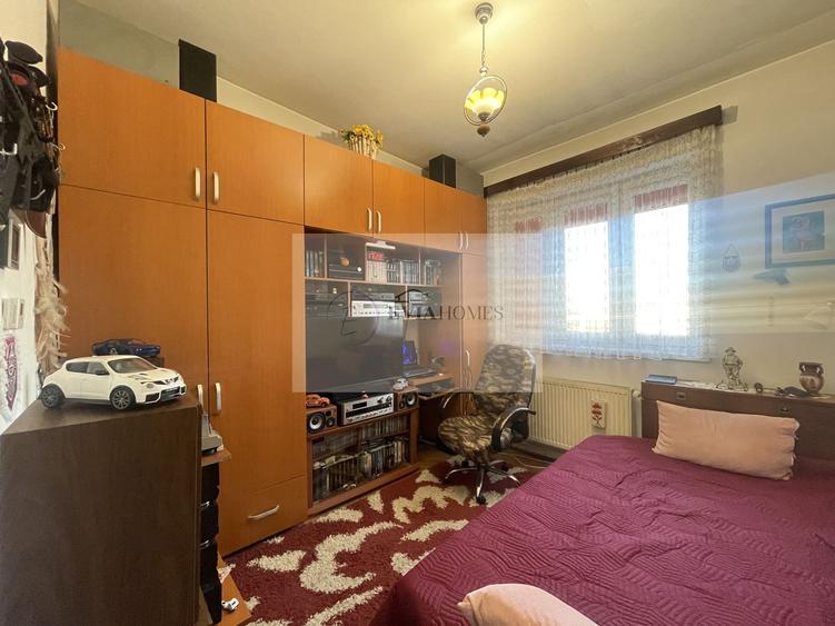 3 camere/ zona Facultatii de Litere / Parcare in curte