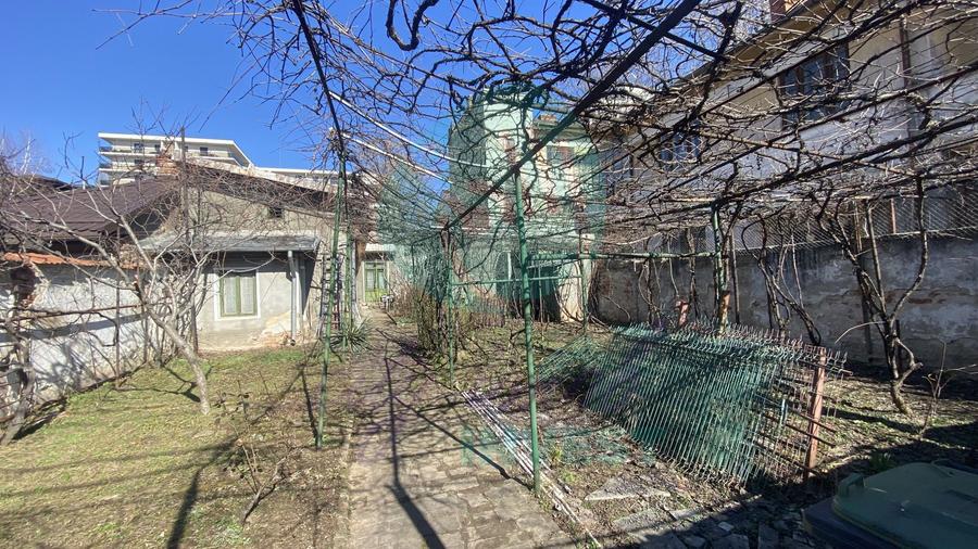 Casă cu teren generos lângă Bulevardul Banu Manta