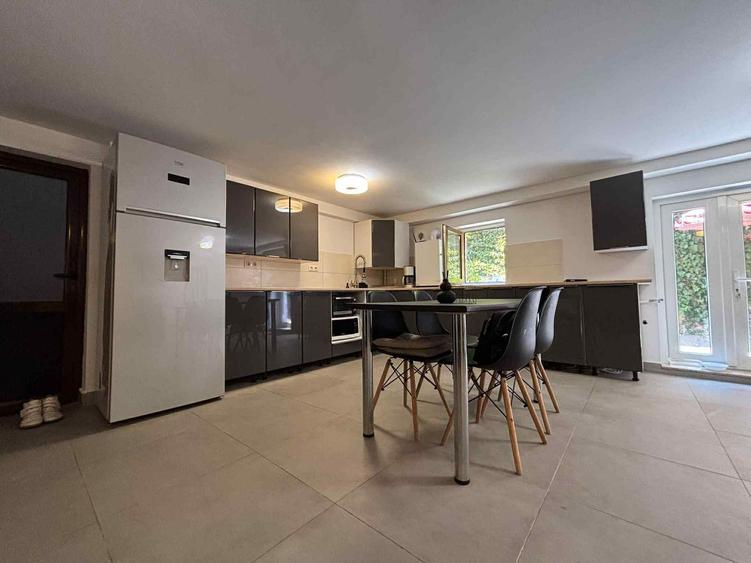 Apartament cu 3 camere, 80mp, curte 100mp, Manastur zona Campului