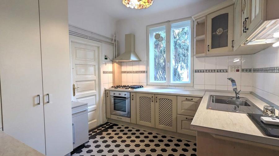 Apartament cu 6 camere si terasa, in vila Art Deco, in Capitale!