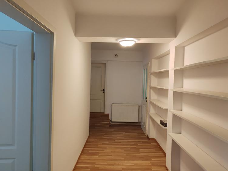 Apartament 3 camere liber la vanzare zona Colinei