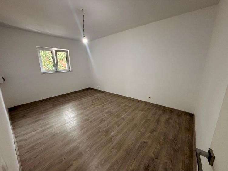 Casa P+1 la 1 km fata de metrou Aparatorii Patriei. 3 cam. Teren 110 mp