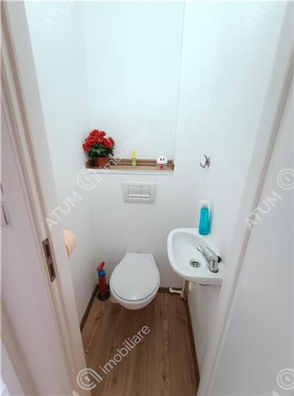 Apartament renovat cu 3 camere 2 bai si pivnita in Sibiu