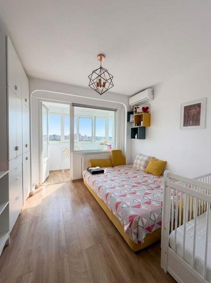 Apartament decomandat 4 camere 2 băi 2 balcoane, zona centrală